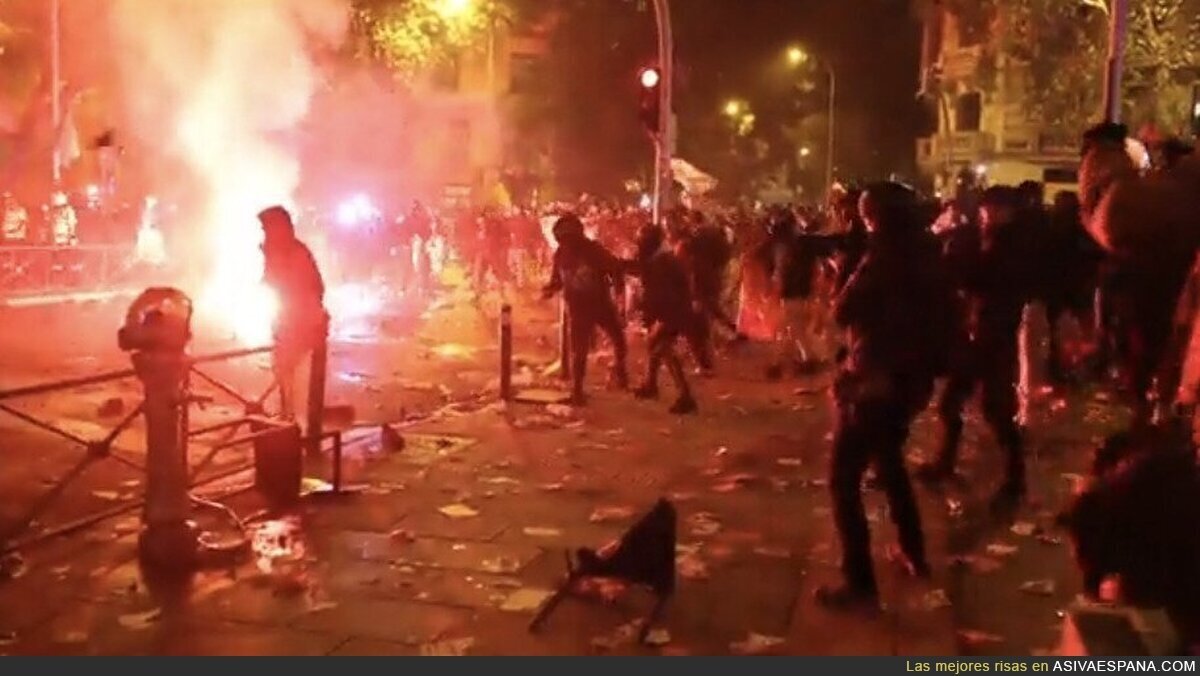 La brutal violencia que se ve en esta escena contra los antidisturbios en la Calle Ferraz