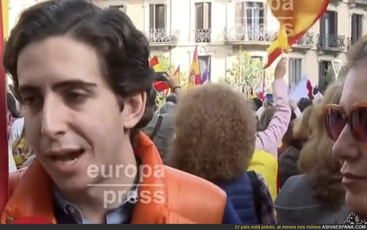 Madre e hijo acuden totalmente indignados a la manifestación contra Pedro Sánchez