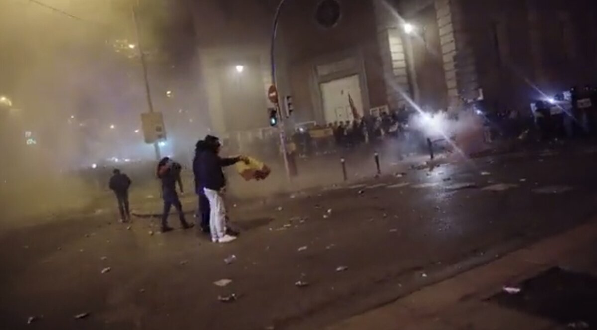 Polémica por estos policías disparando pelotas de goma a unos jóvenes