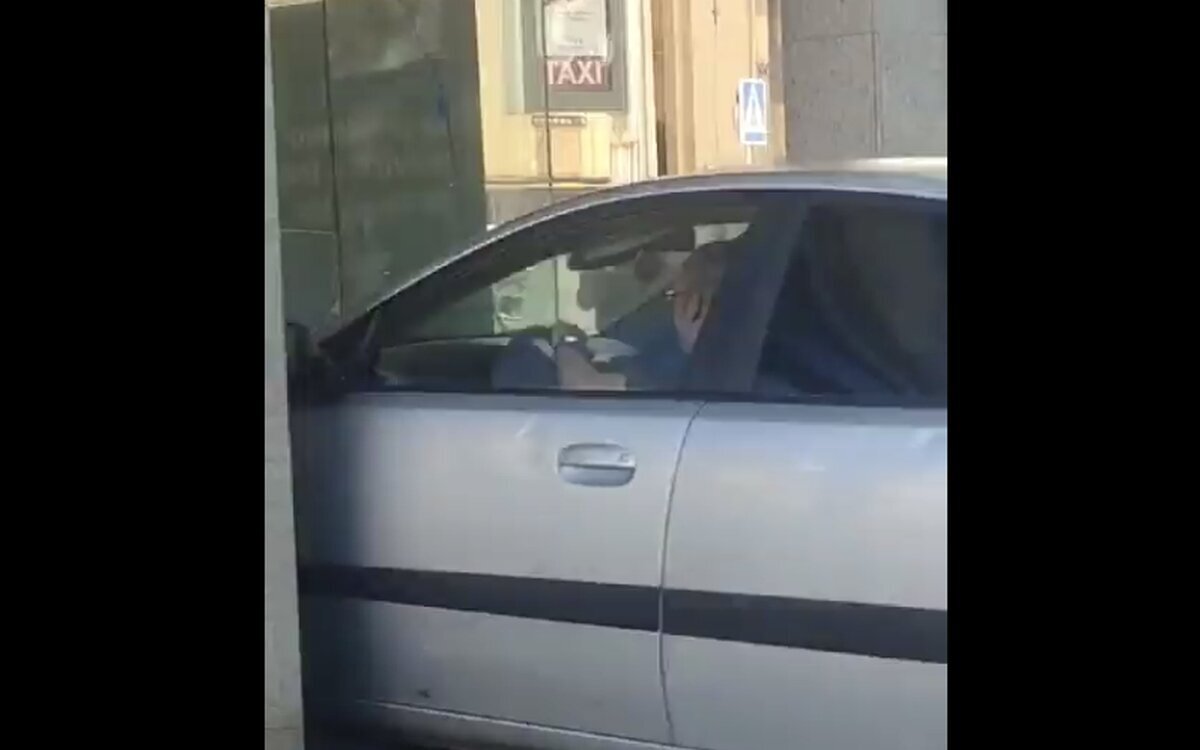 La surrealista escena de este hombre estampando su coche contra un Caixabank