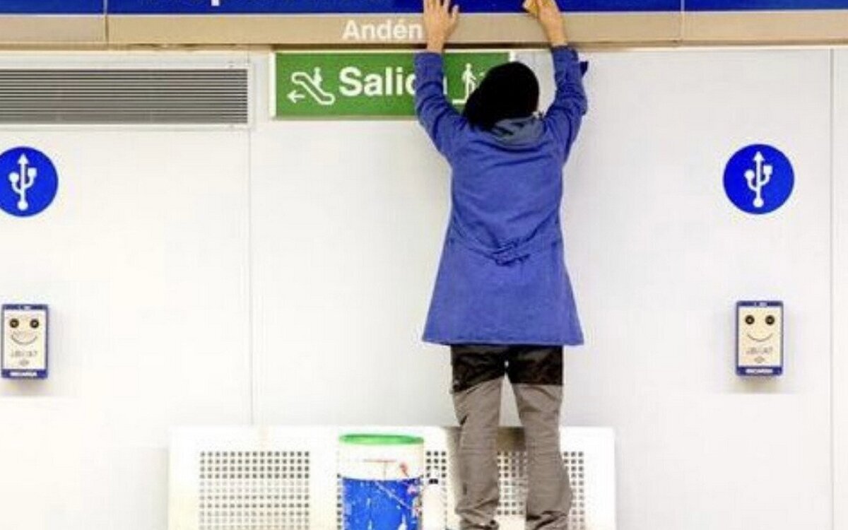 La genial acción de unos activistas en el Metro de Madrid cambiando los nombres