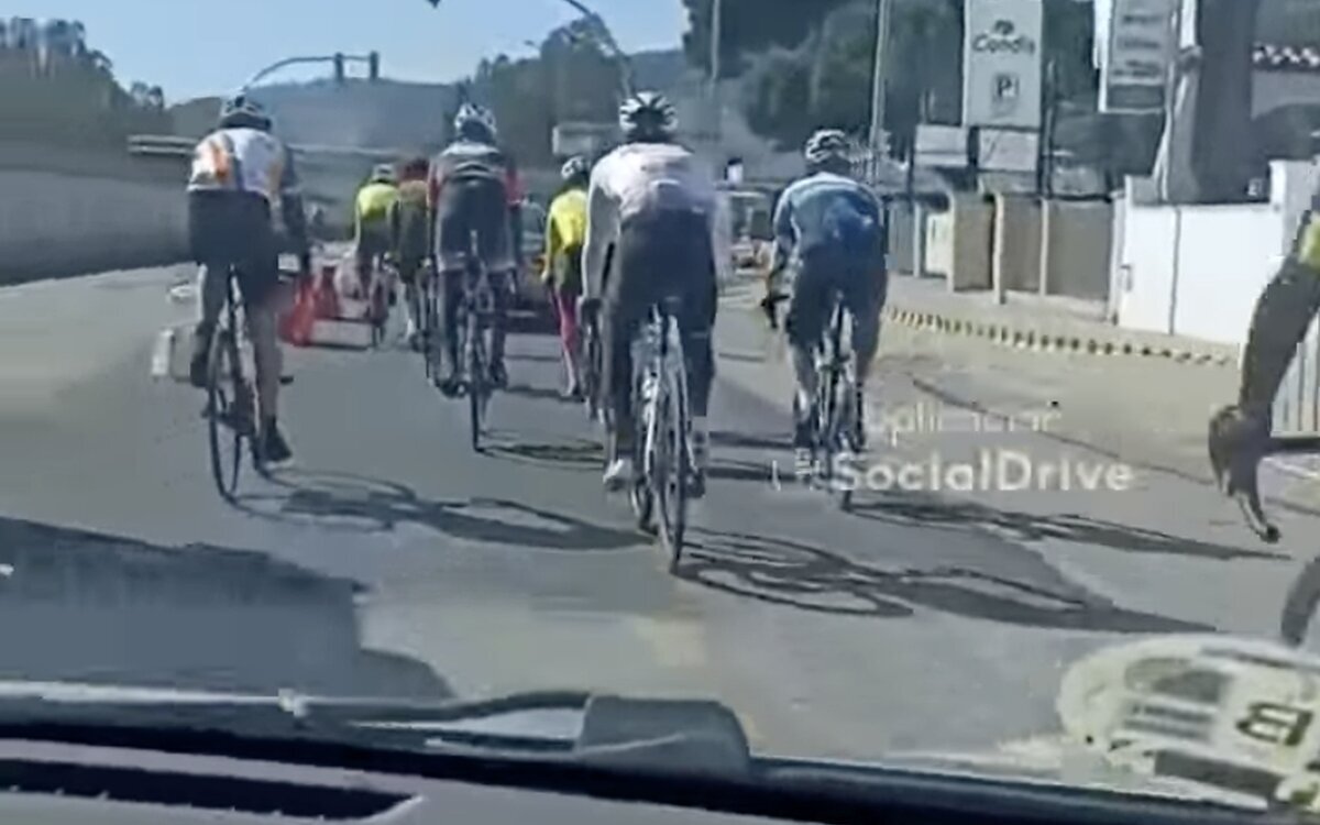 Denunciable el comportamiento de estos ciclistas en plena carretera