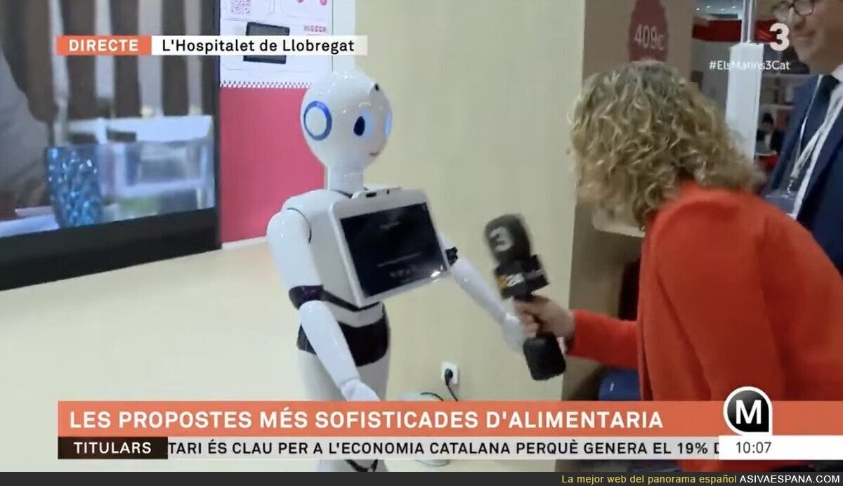 Este camarero robot se marca el fail del año al caerse