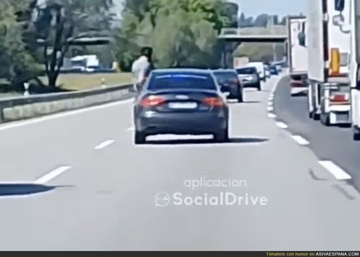 Pillan a una persona en la ventanilla del coche por la autopista AP7 de Barcelona