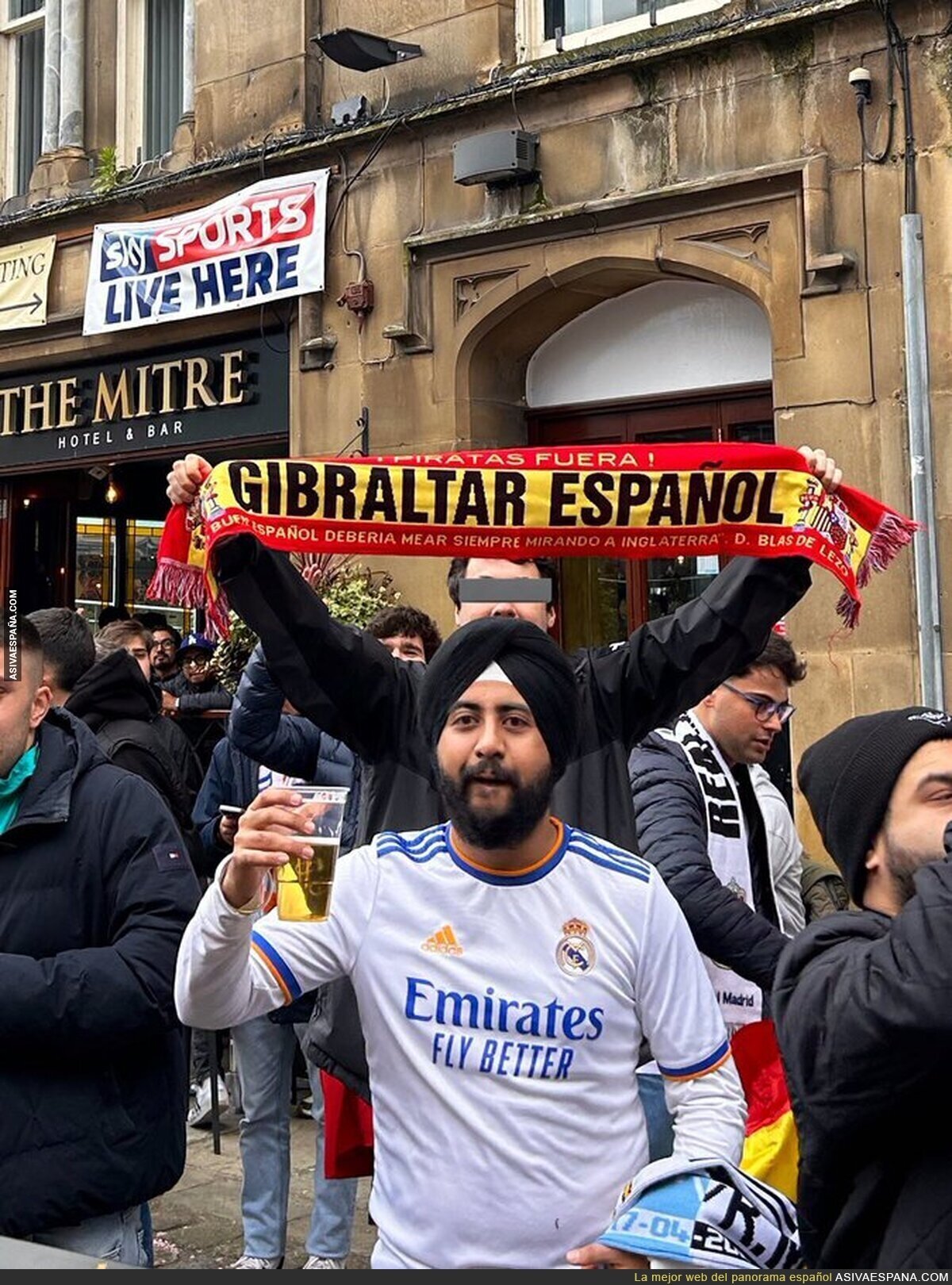 Bufanda de “Gibraltar Español” en Manchester antes del enfrentamiento entre el Manchester City y el Real Madrid