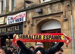 Bufanda de “Gibraltar Español” en Manchester antes del enfrentamiento entre el Manchester City y el Real Madrid