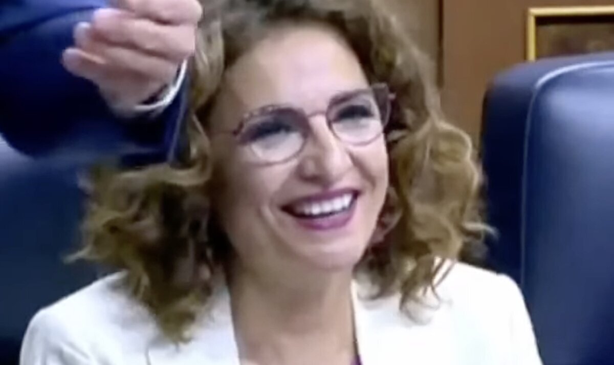 El polémico comportamiento de María Jesús Montero en su asiento del Congreso