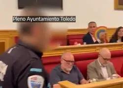 PP y VOX mandan a la policía local a retirar la bandera LGTBI de sus ayuntamientos