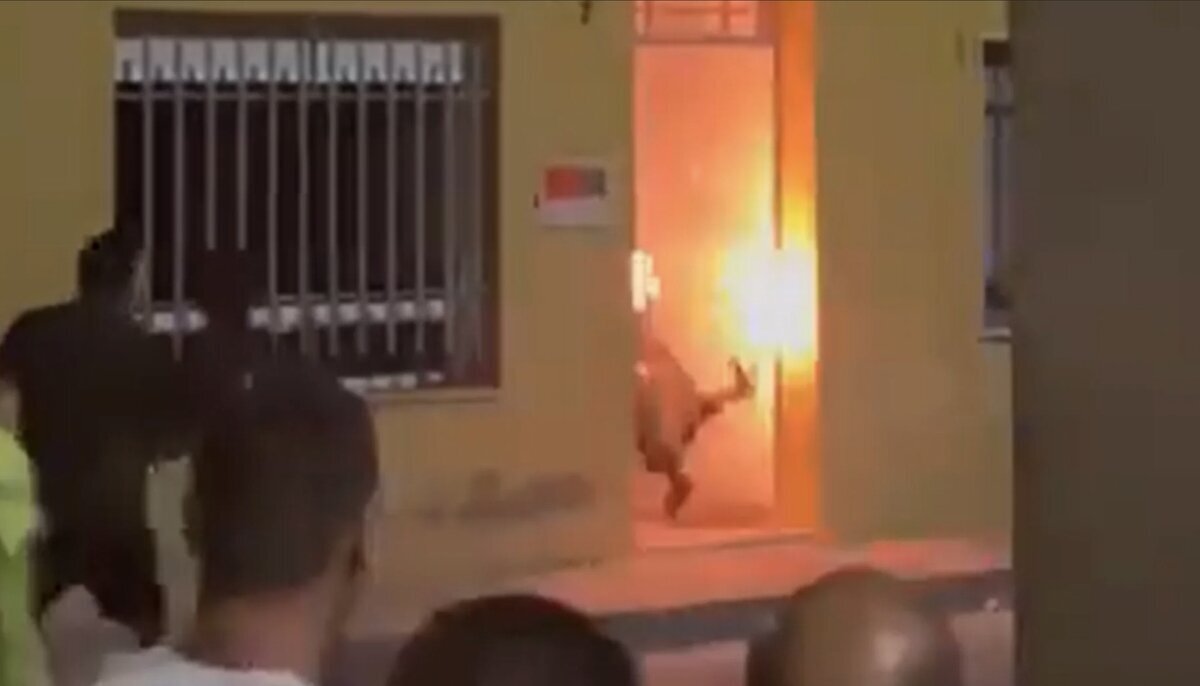 Un toro embolado entra en una casa de Castellón con los cuernos en llamas y la lía pardísima