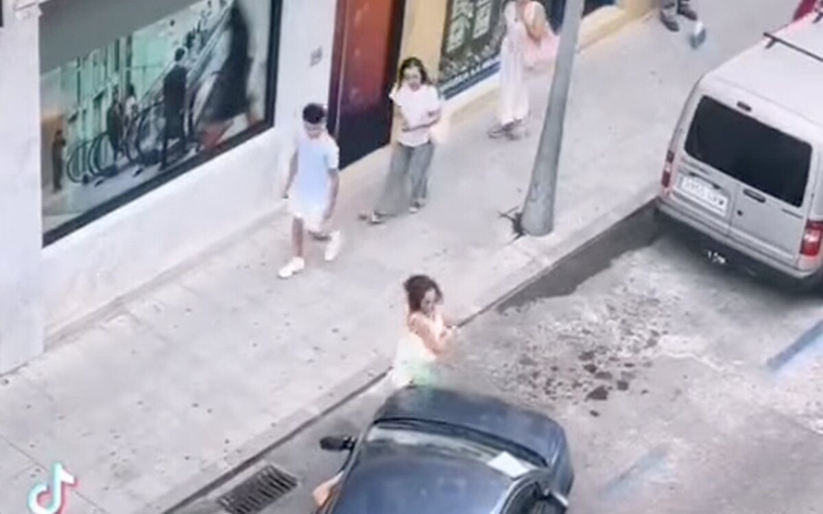 La surrealista escena vivida en Talavera de la Reina con una madre guardando sitio a su hija en la carretera