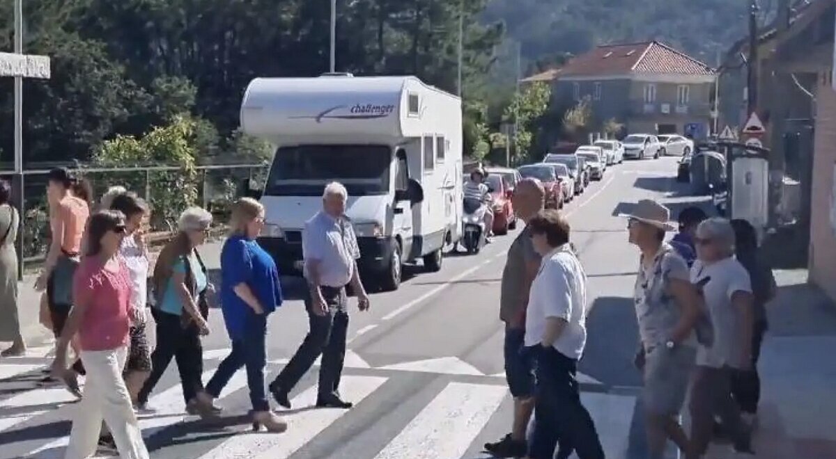 Los vecinos de O Morrazo y su peculiar protesta contra los turistas que aparcan mal