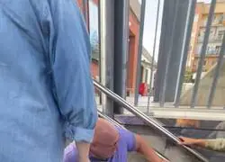 Así ha tenido que subir las escaleras un hombre en silla de ruedas en la estación de Sant Vicent de Calders, porque llevan más de un mes sin ascensor en la estación.