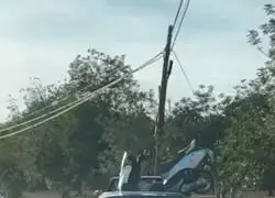 Pillan en Tarragona a un coche descapotable llevando dentro una scooter