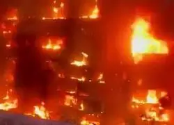 Así demuestra este bombero la gran valentía que tiene jugándose la vida