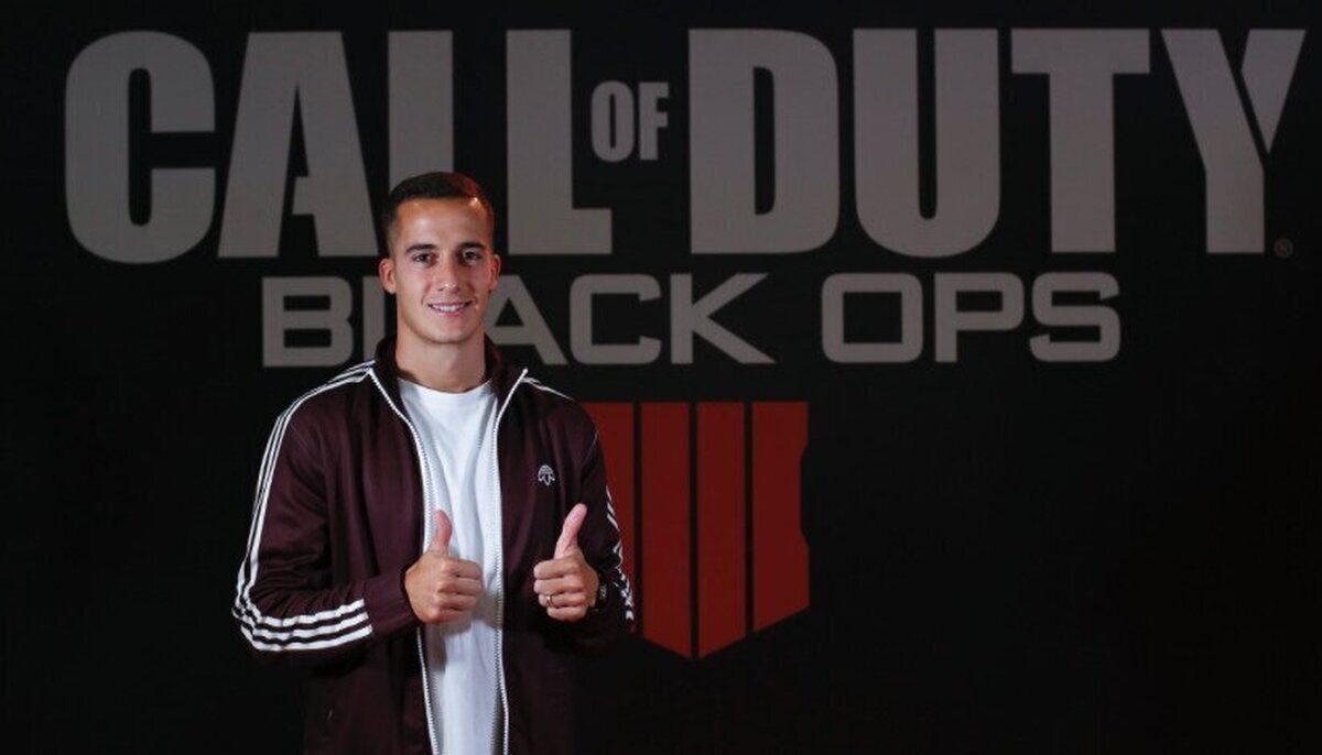El futbolista Lucas Vázquez se divierte en Madrid Games Week con el nuevo Call of Duty: Black Ops 4