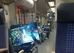 Pillé a un zumbado con un TV jugando Skyrim en el metro