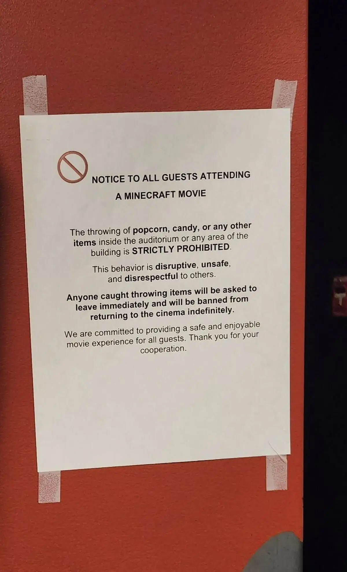 Los cines empezarán a expulsar a los que lancen objetos durante escena de Chicken Jockey