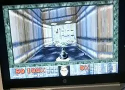 Así es, Doom jugado con un teléfono antiguo.