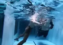 James Cameron probando la teoría de que Jack y Rose cabián en la puerta